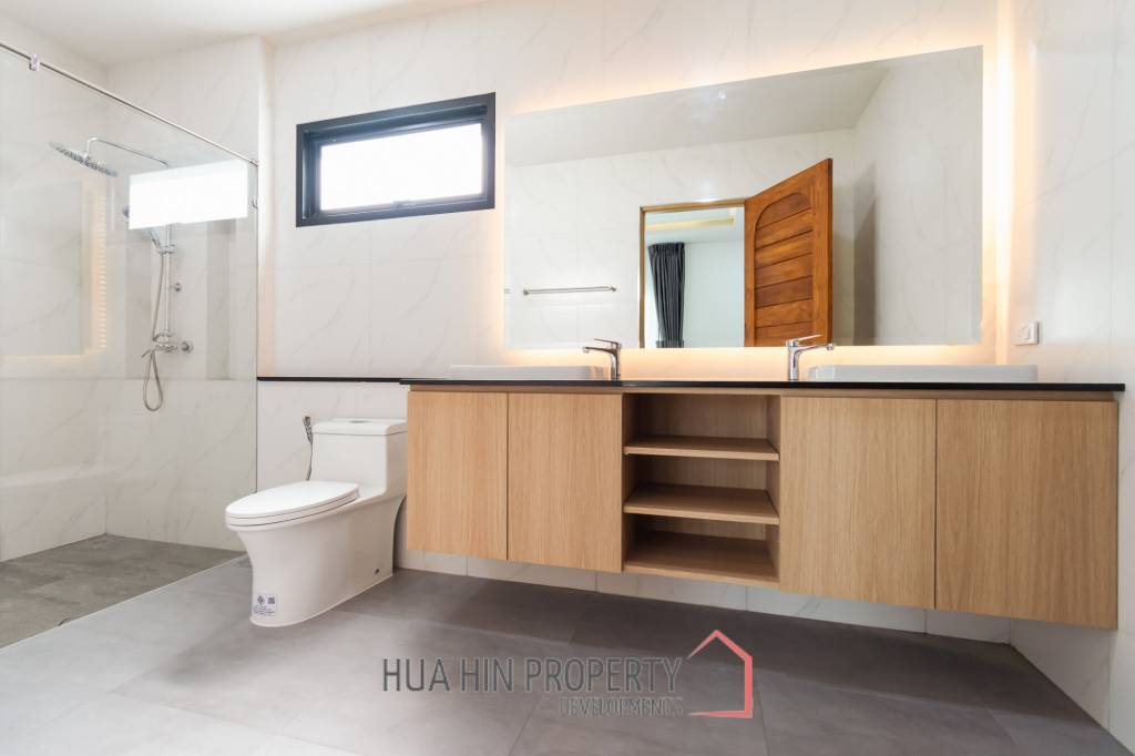 260 sqm modern villa with pool and rooftop terrace in Hua Hin City