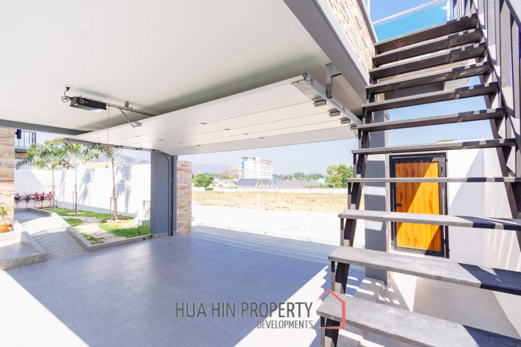 260 sqm modern villa with pool and rooftop terrace in Hua Hin City