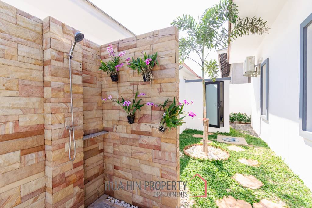 260 sqm modern villa with pool and rooftop terrace in Hua Hin City