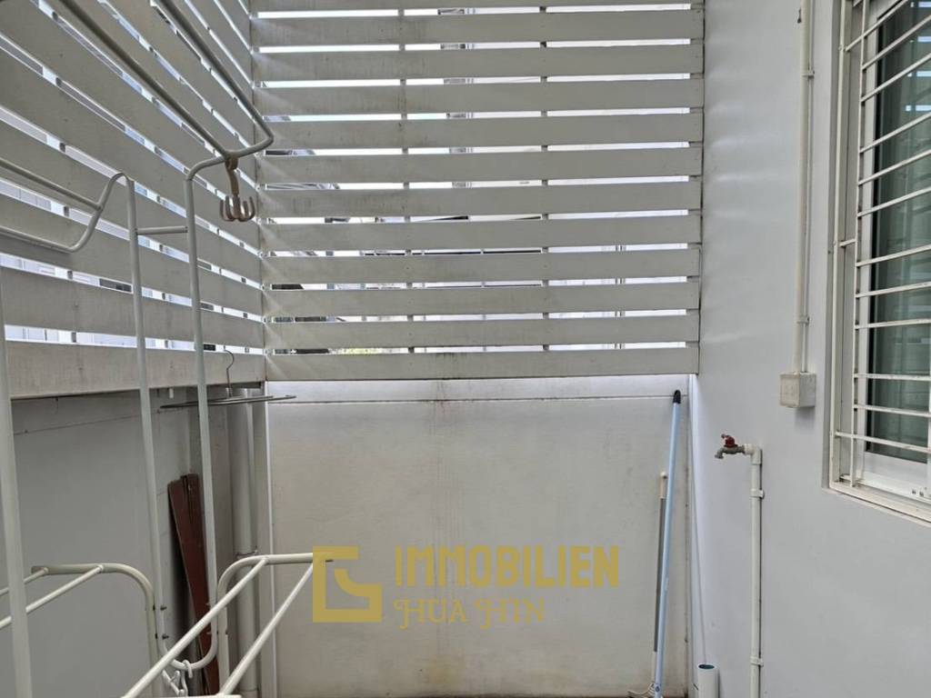 Modern 72 sqm 2-Bed Townhouse in Hin Lek Fai