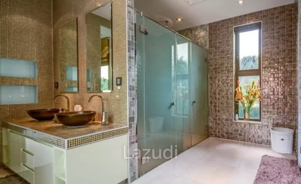 PALM HILLS : Designer Luxury 5 Bed Pool Villa overlooking golf course and Lake