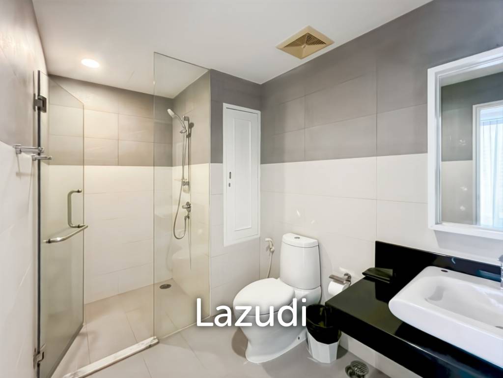 คอนโดรีโนเวทใหม่ 2 ห้องนอน วิวสระ ใน Malibu