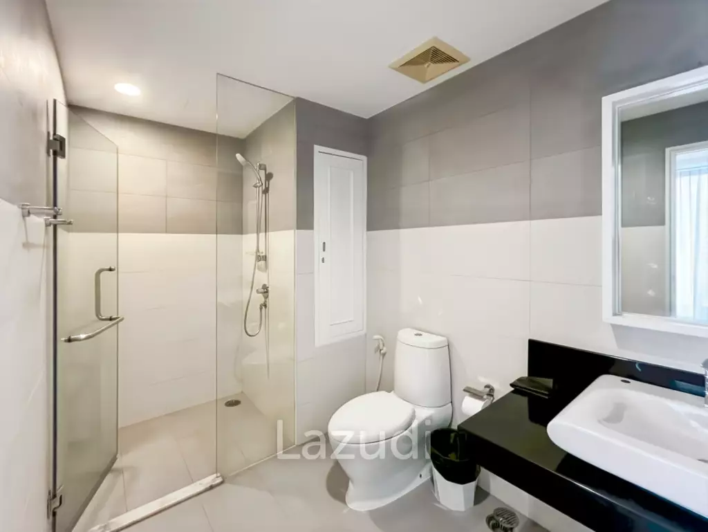 คอนโดรีโนเวทใหม่ 2 ห้องนอน วิวสระ ใน Malibu