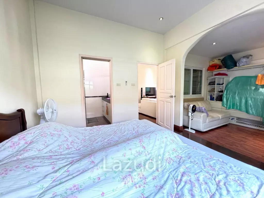 ORCHID PARADISE 1 : Good value 3 bed pool villa on end corner plot