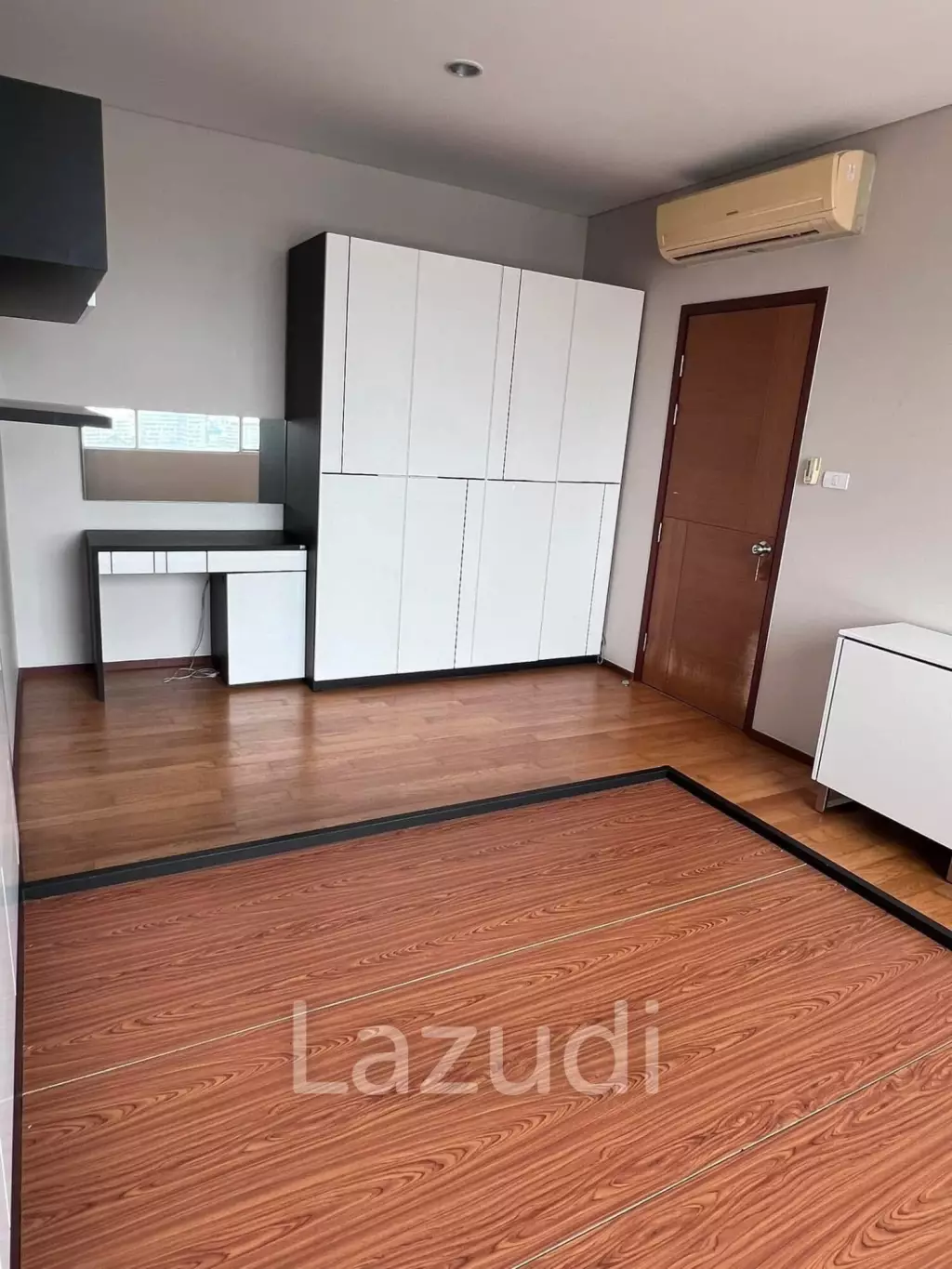 49.7 sqm 1-Bed Condo on High Floor at Villa Sathorn Khlong San Bangkok