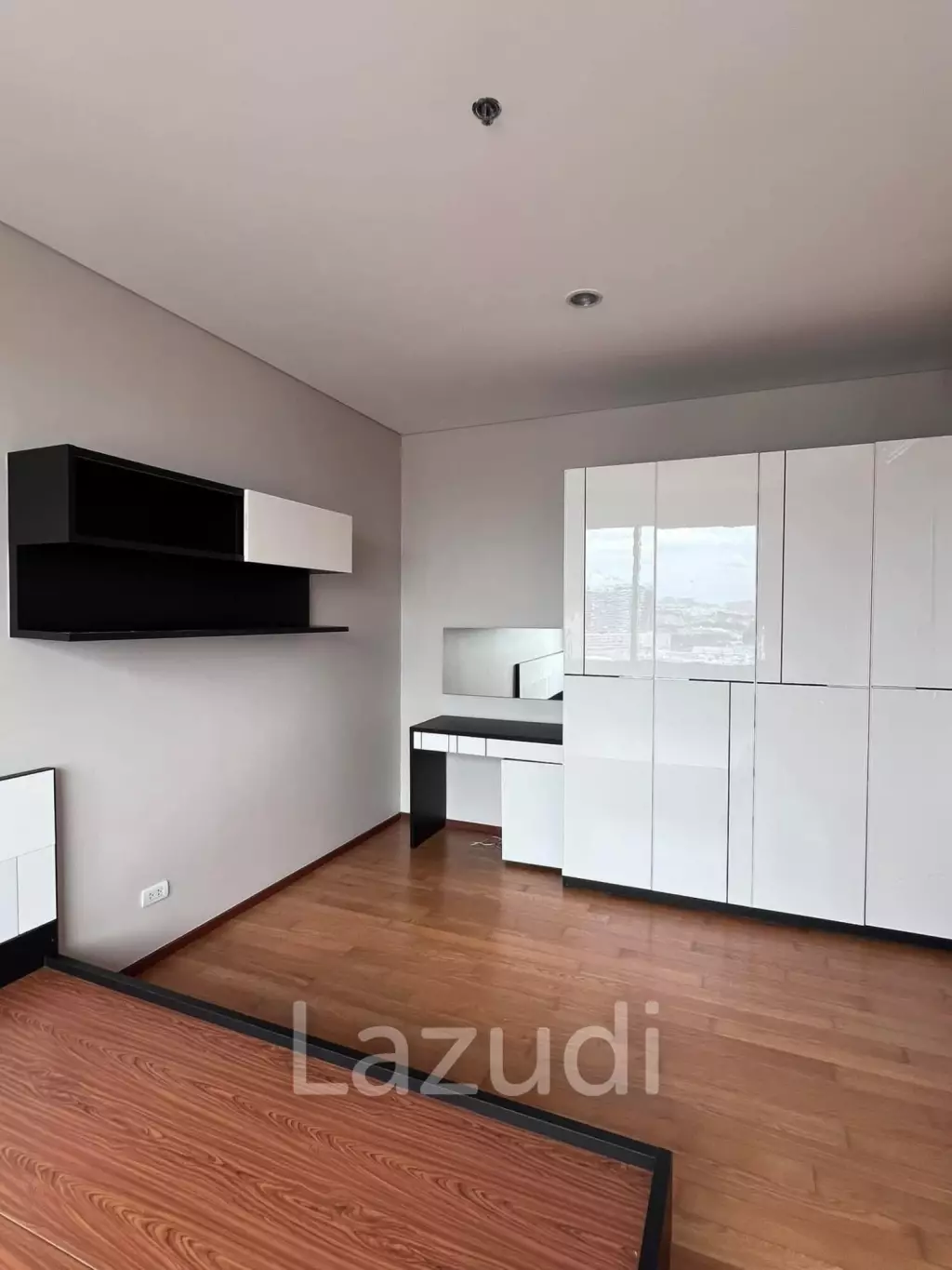49.7 sqm 1-Bed Condo on High Floor at Villa Sathorn Khlong San Bangkok