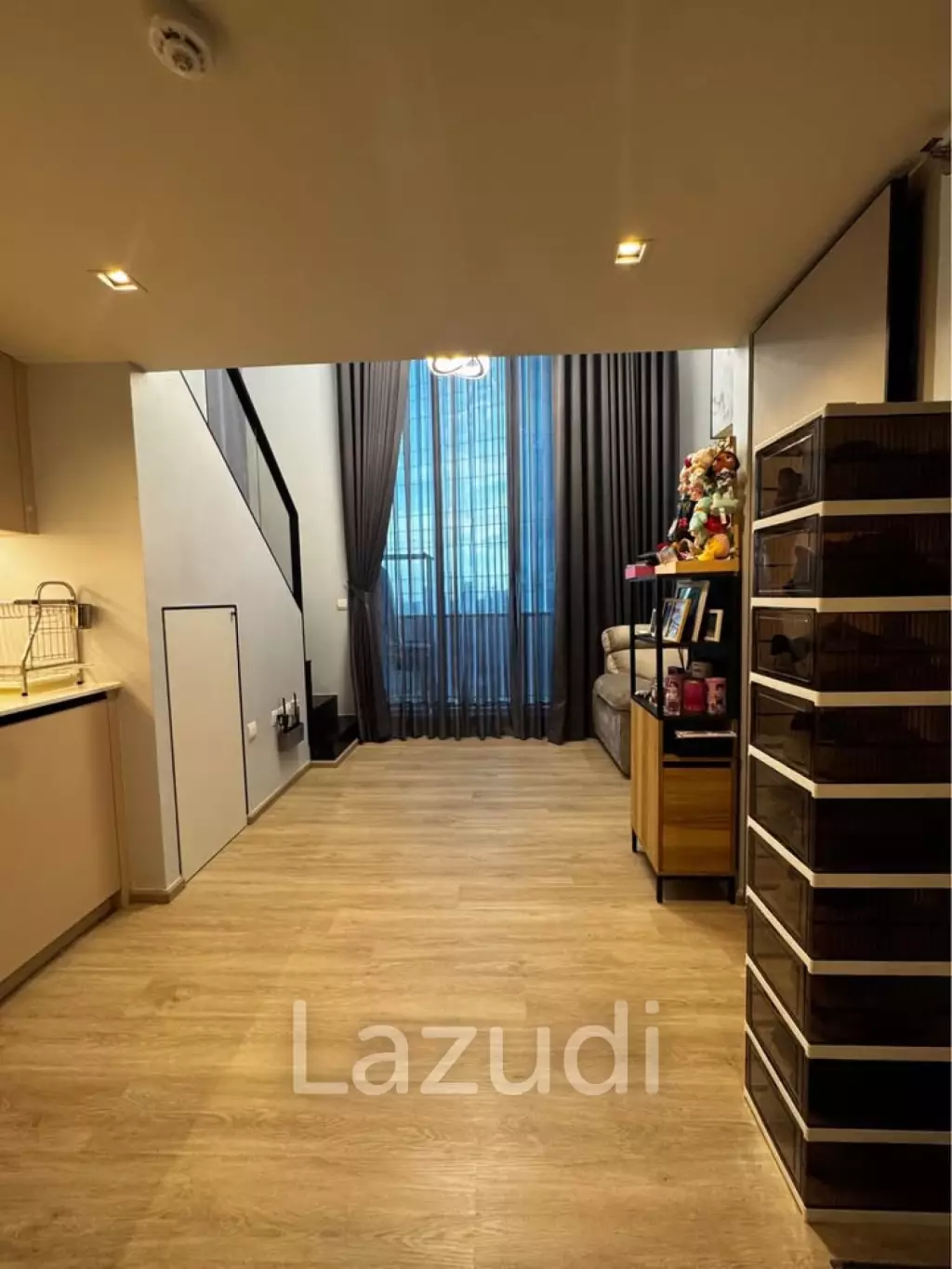 Modern 39 sqm Loft-Style 1 Bedroom Condo on 14th Floor in Phaya Thai Bangkok