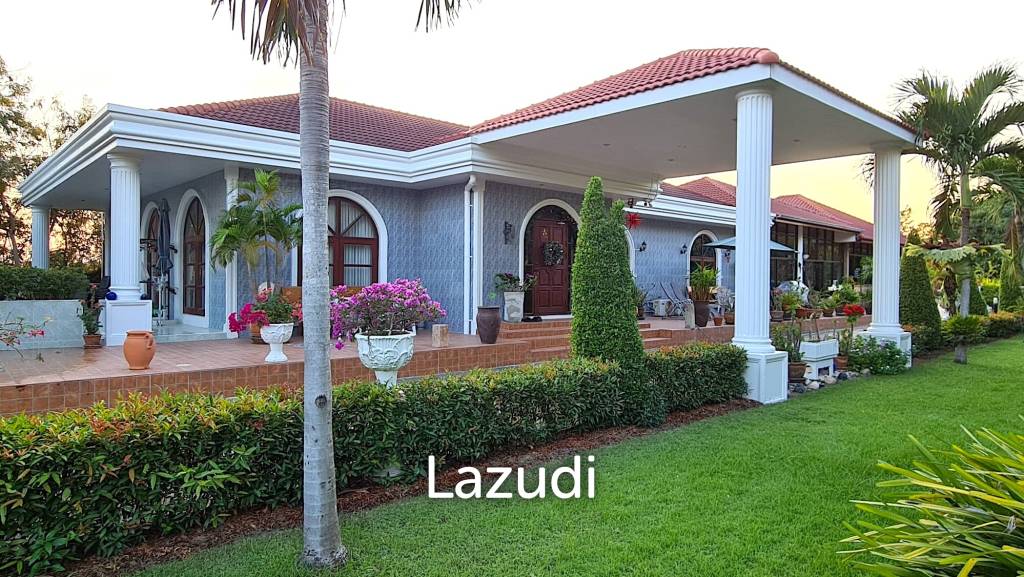 Resort complex with villa and 4 separate bungalows in Cha Am
