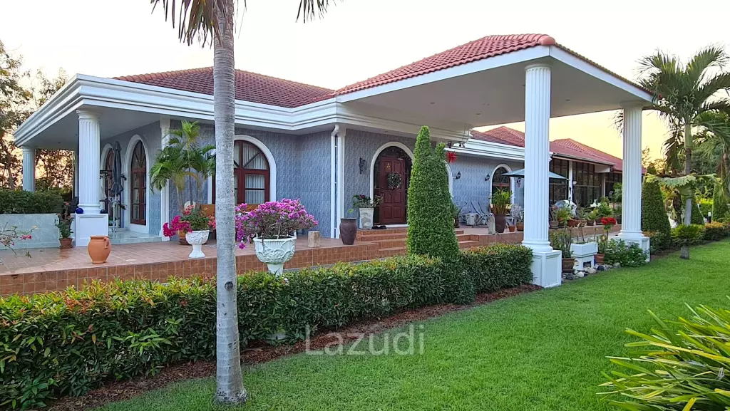 Resort complex with villa and 4 separate bungalows in Cha Am