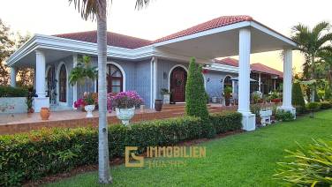 Resort complex with villa and 4 separate bungalows in Cha Am