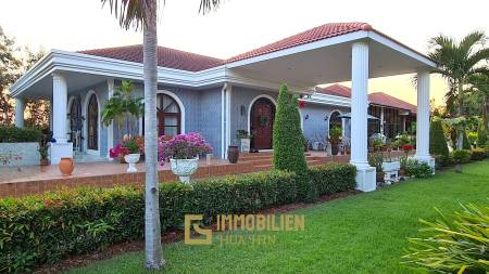 Resort complex with villa and 4 separate bungalows in Cha Am
