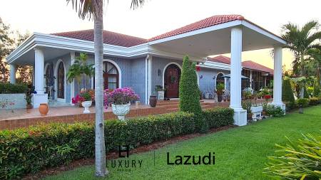 Resort complex with villa and 4 separate bungalows in Cha Am