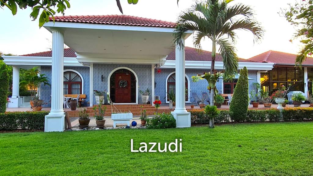 Resort complex with villa and 4 separate bungalows in Cha Am