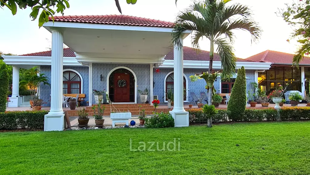 Resort complex with villa and 4 separate bungalows in Cha Am
