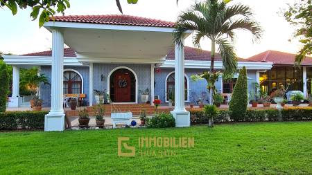 Resort complex with villa and 4 separate bungalows in Cha Am