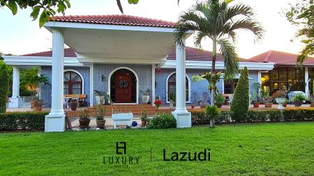 Resort complex with villa and 4 separate bungalows in Cha Am