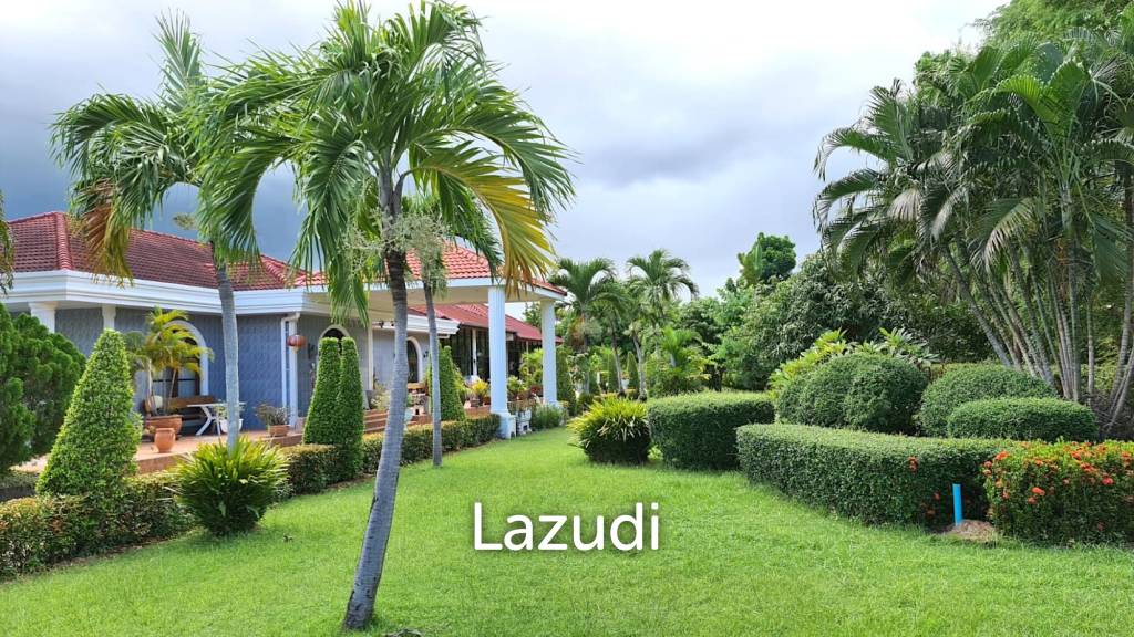 Resort complex with villa and 4 separate bungalows in Cha Am
