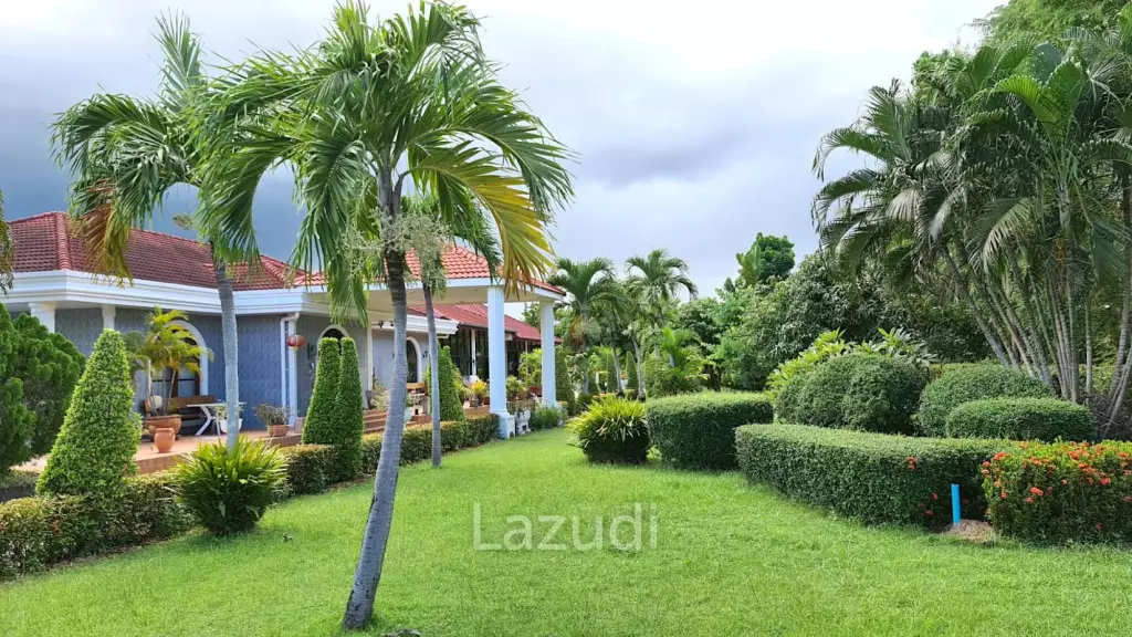 Resort complex with villa and 4 separate bungalows in Cha Am
