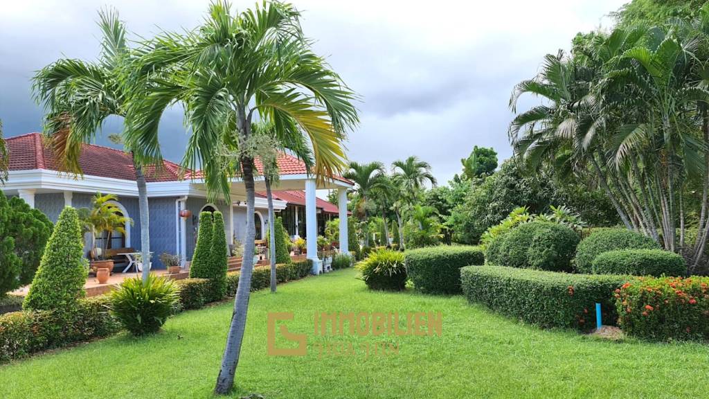 Resort complex with villa and 4 separate bungalows in Cha Am