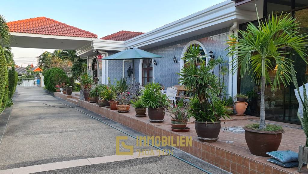 Resort complex with villa and 4 separate bungalows in Cha Am