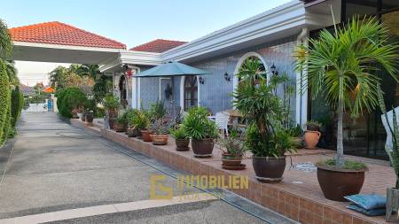 Resort complex with villa and 4 separate bungalows in Cha Am