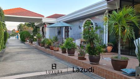 Resort complex with villa and 4 separate bungalows in Cha Am