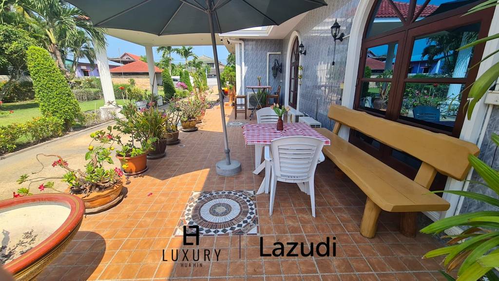 Resort complex with villa and 4 separate bungalows in Cha Am