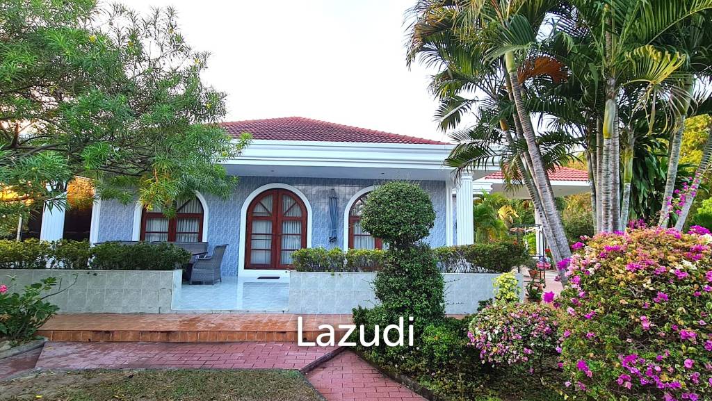 Resort complex with villa and 4 separate bungalows in Cha Am