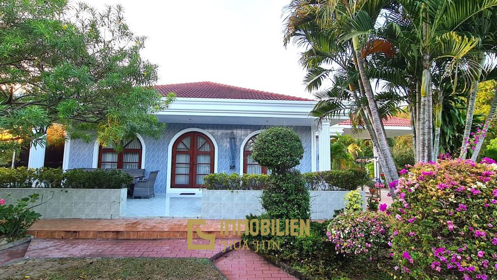 Resort complex with villa and 4 separate bungalows in Cha Am
