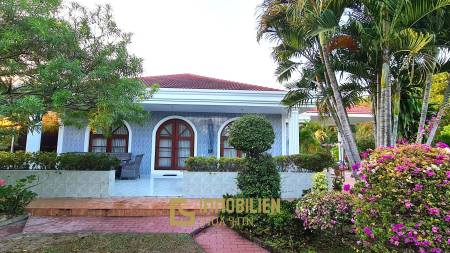 Resort complex with villa and 4 separate bungalows in Cha Am