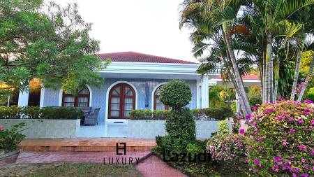 Resort complex with villa and 4 separate bungalows in Cha Am