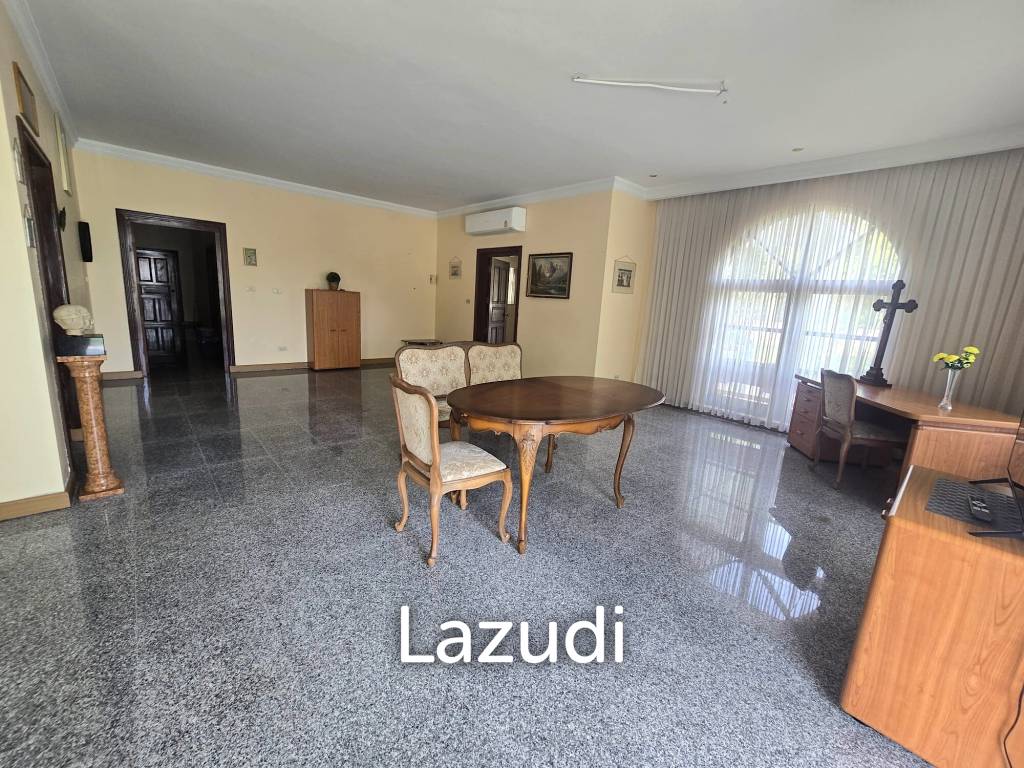 Resort complex with villa and 4 separate bungalows in Cha Am