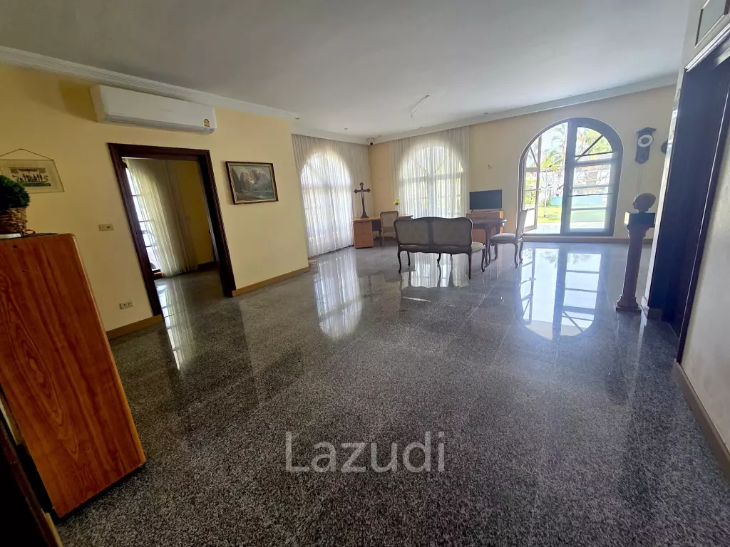 Resort complex with villa and 4 separate bungalows in Cha Am