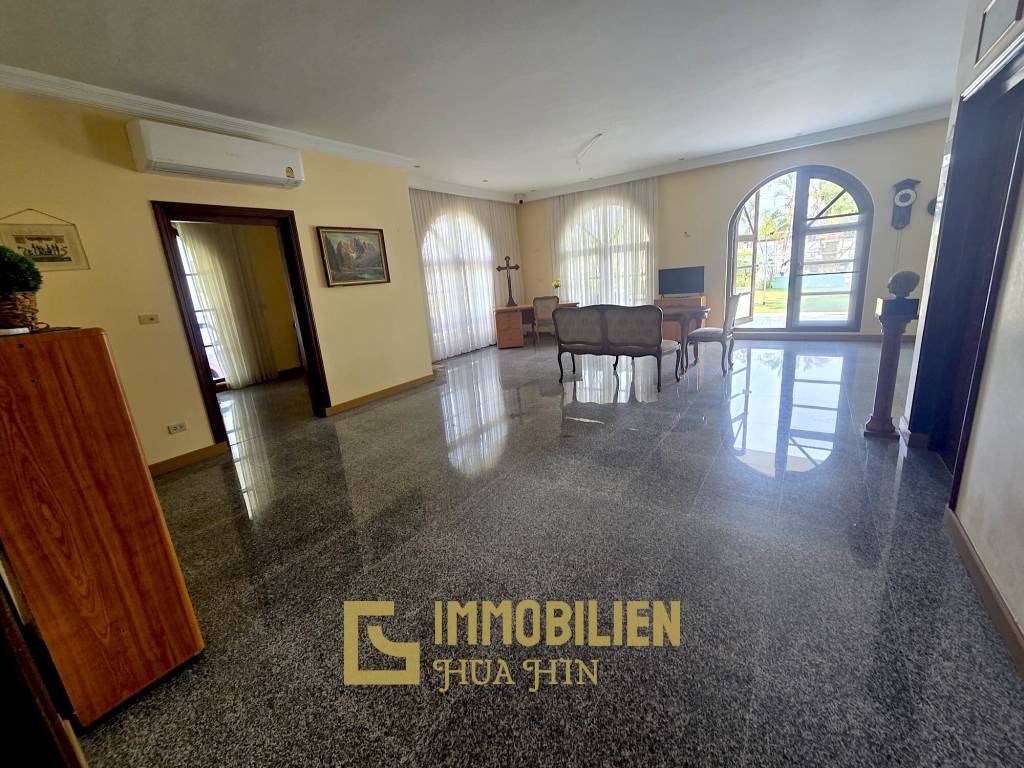 Resort complex with villa and 4 separate bungalows in Cha Am