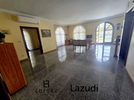 Resort complex with villa and 4 separate bungalows in Cha Am