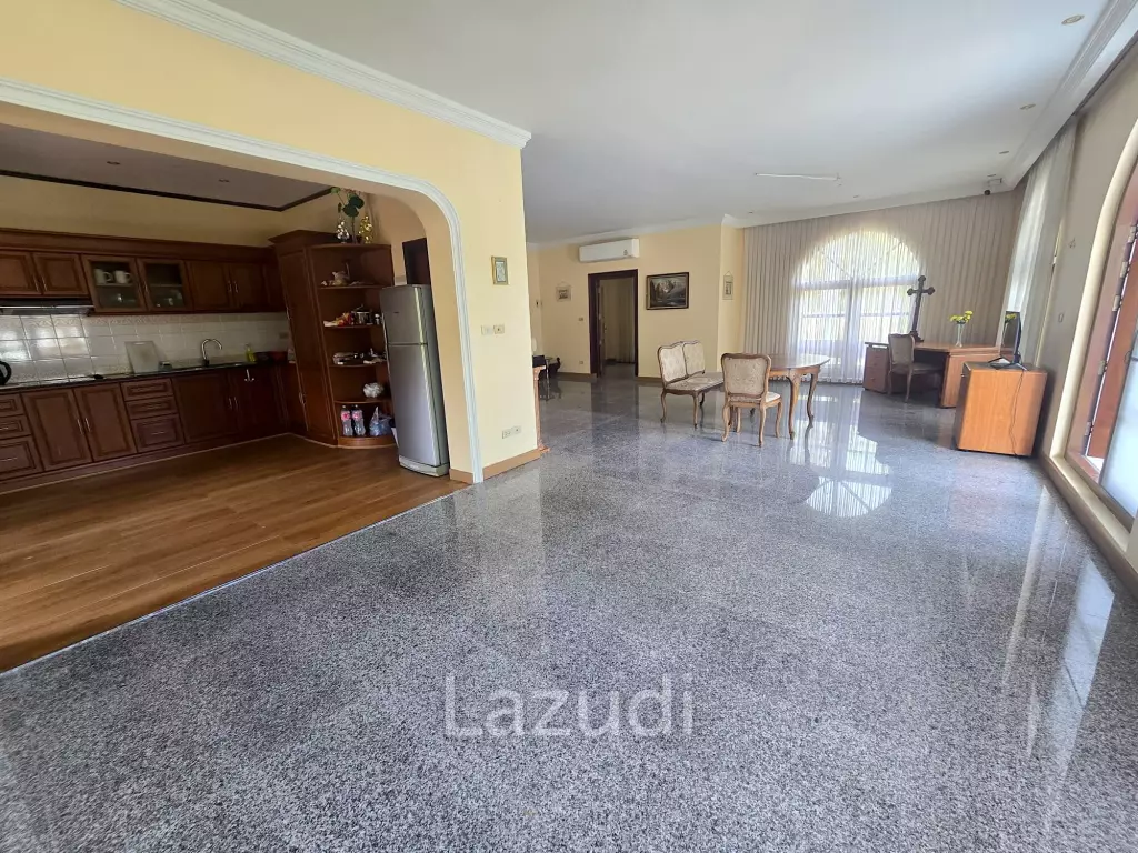 Resort complex with villa and 4 separate bungalows in Cha Am