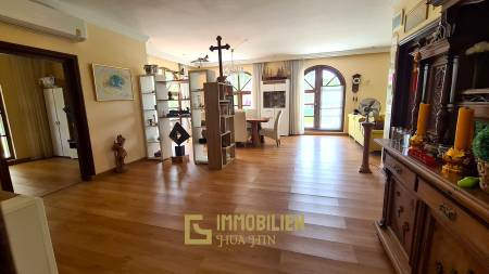 Resort complex with villa and 4 separate bungalows in Cha Am