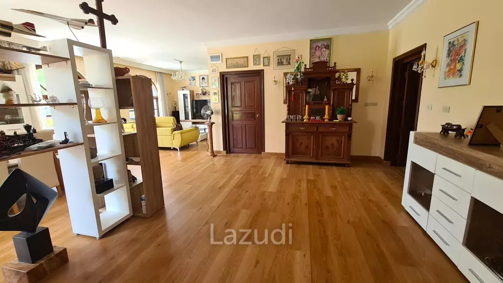 Resort complex with villa and 4 separate bungalows in Cha Am