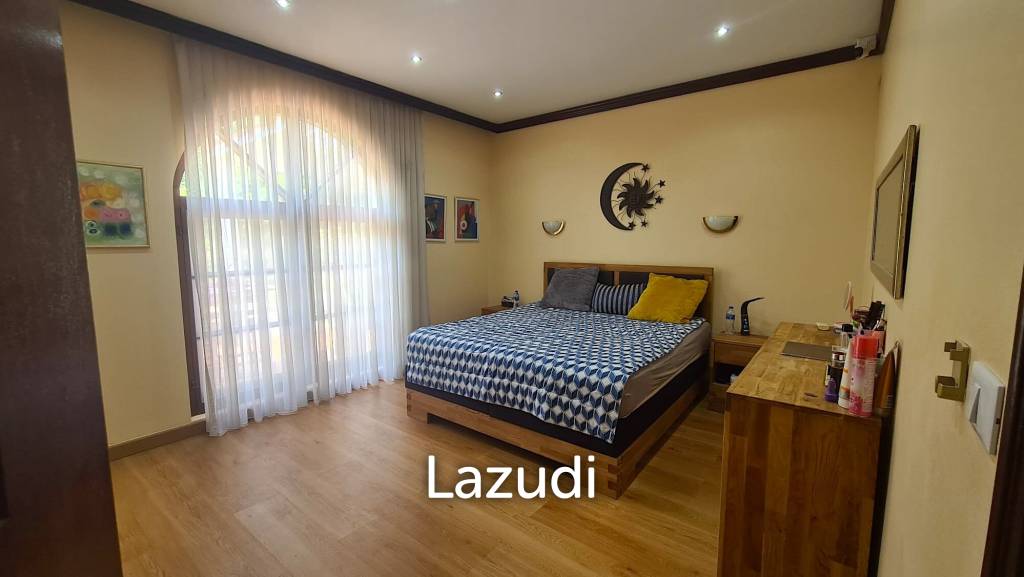 Resort complex with villa and 4 separate bungalows in Cha Am