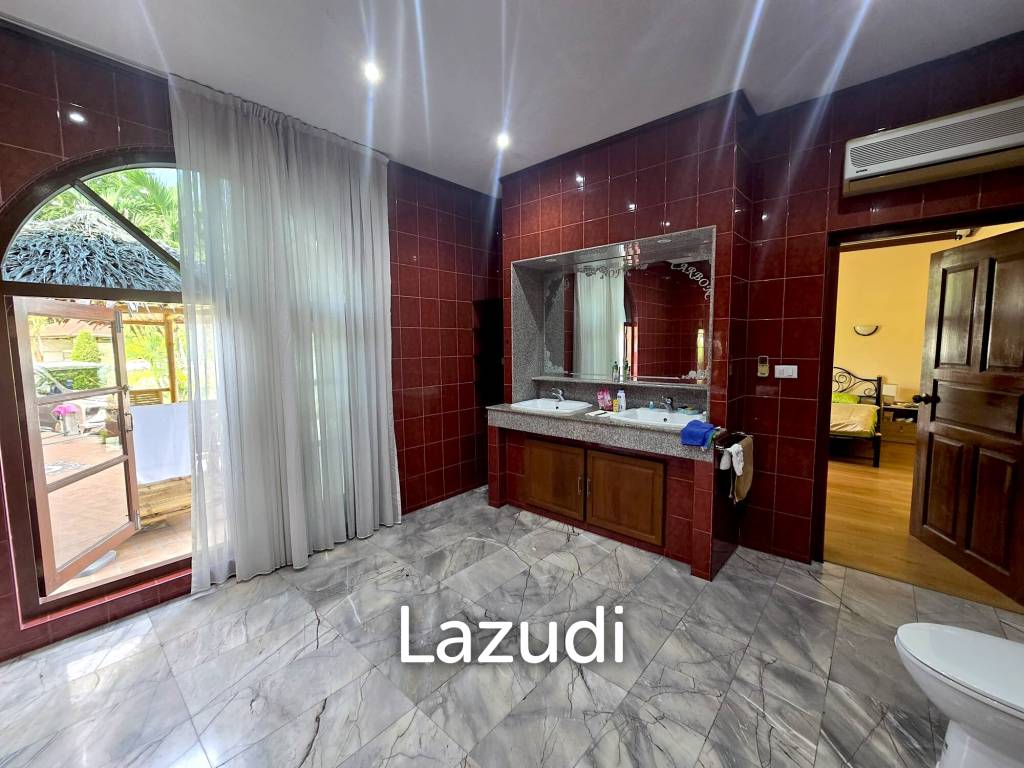 Resort complex with villa and 4 separate bungalows in Cha Am