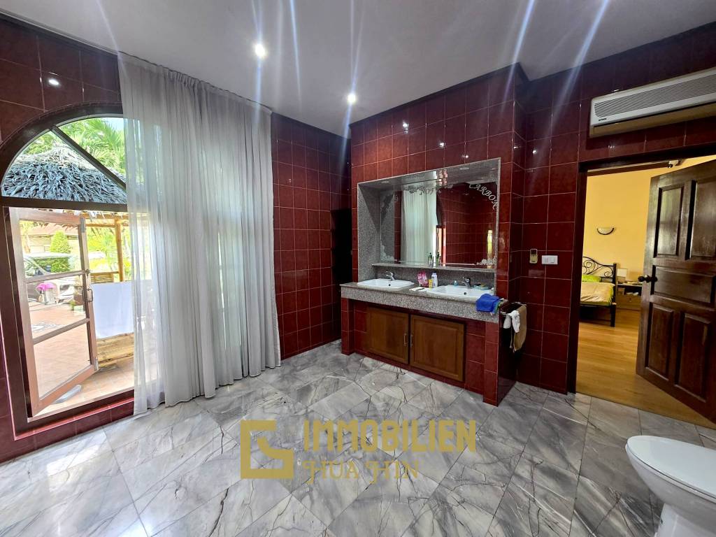 Resort complex with villa and 4 separate bungalows in Cha Am