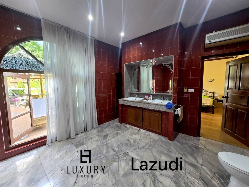 Resort complex with villa and 4 separate bungalows in Cha Am