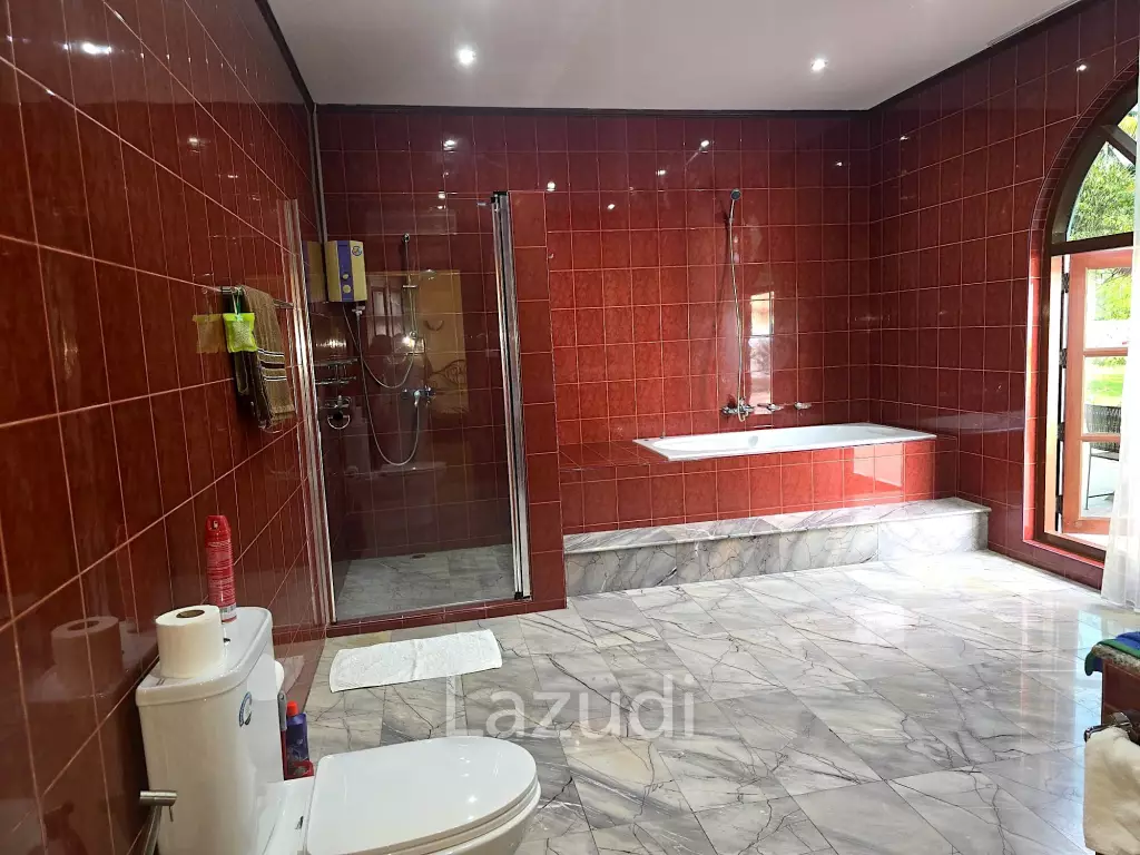 Resort complex with villa and 4 separate bungalows in Cha Am