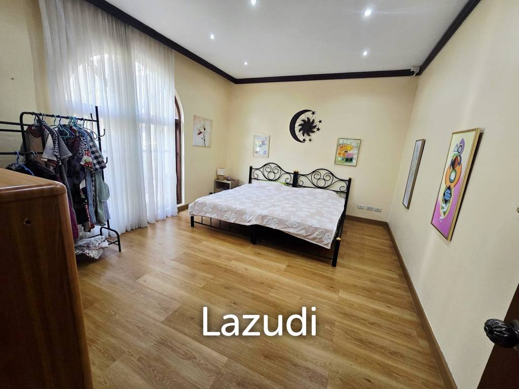 Resort complex with villa and 4 separate bungalows in Cha Am