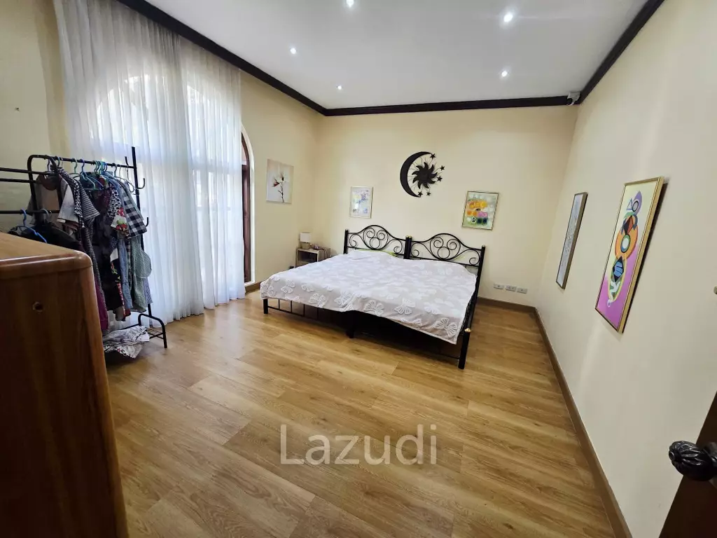 Resort complex with villa and 4 separate bungalows in Cha Am