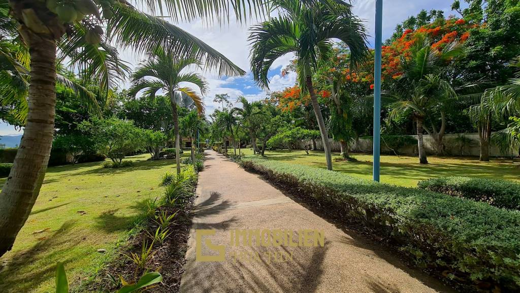 Resort complex with villa and 4 separate bungalows in Cha Am