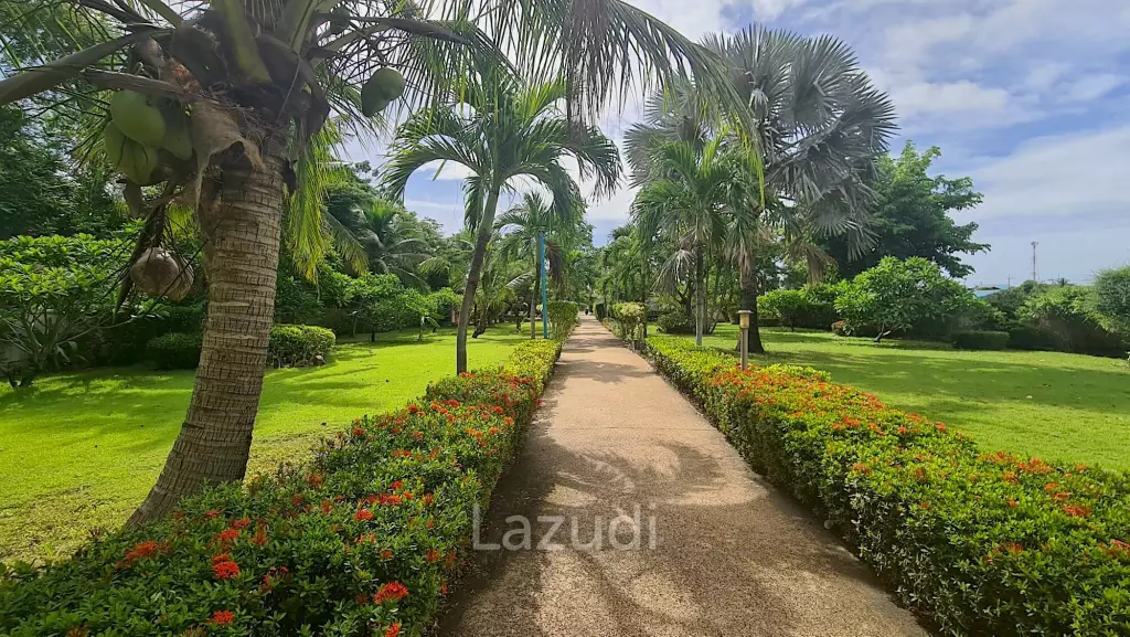 Resort complex with villa and 4 separate bungalows in Cha Am