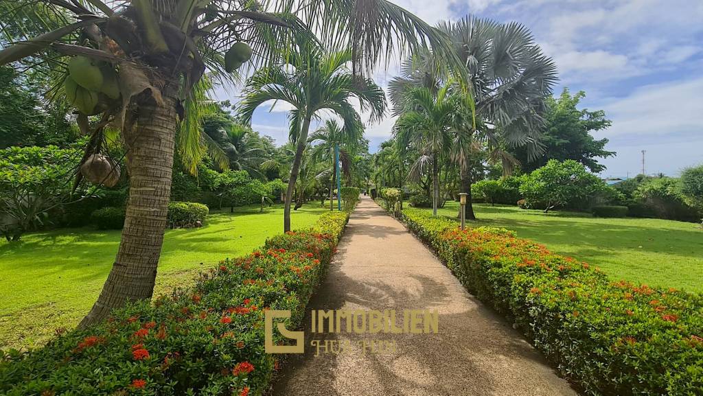 Resort complex with villa and 4 separate bungalows in Cha Am