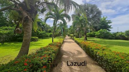 Resort complex with villa and 4 separate bungalows in Cha Am