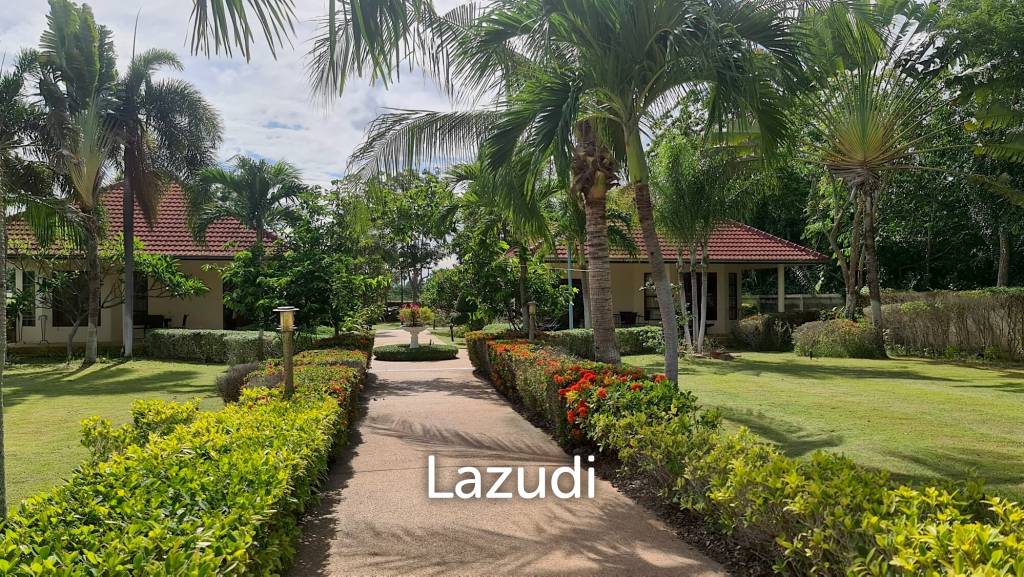 Resort complex with villa and 4 separate bungalows in Cha Am